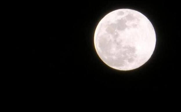 Eclipse lunar y Superluna de las flores: ¿qué son y cómo lo vas a ver esta noche?