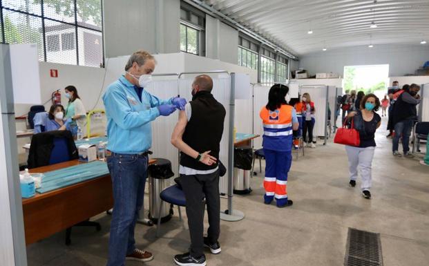 Granada estrena su segundo 'vacunódromo' con los nacidos en el año 71 y las segundas dosis a quienes recibieron Astrazéneca