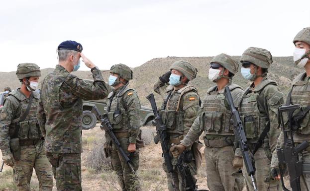 Felipe VI asiste a un ejercicio de la Brigada Experimental de La Legión