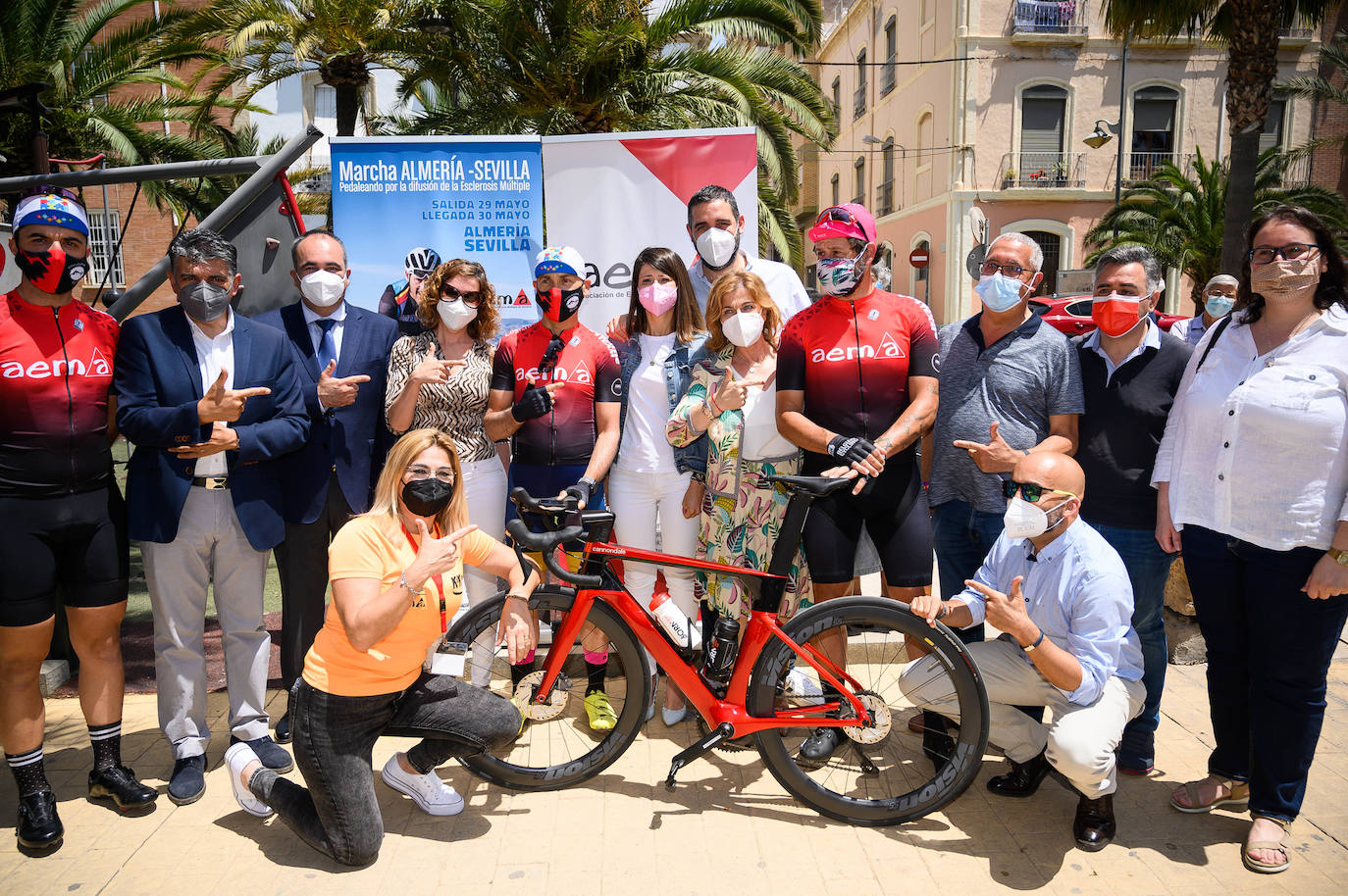 Tres ciclistas del equipo Cuquiline dan visibilidad a la esclerosis múltiple con un recorrido entre Almería y Sevilla