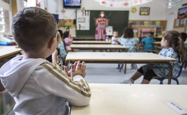 Cierran 33 aulas a causa de la pandemia en Andalucía en apenas tres días