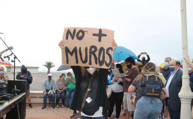 Motril reivindica la propiedad de sus playas y pide a Costas que tire el muro