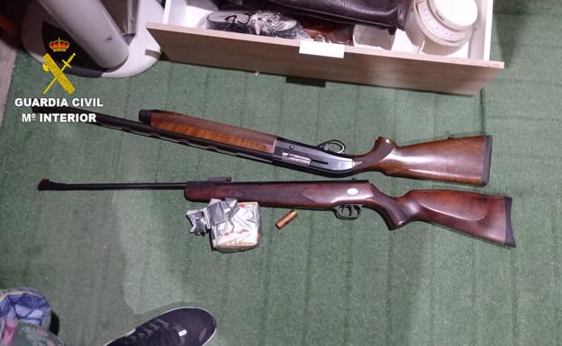 La Guardia Civil descubre armas en un centro de producción de marihuana en Purchil