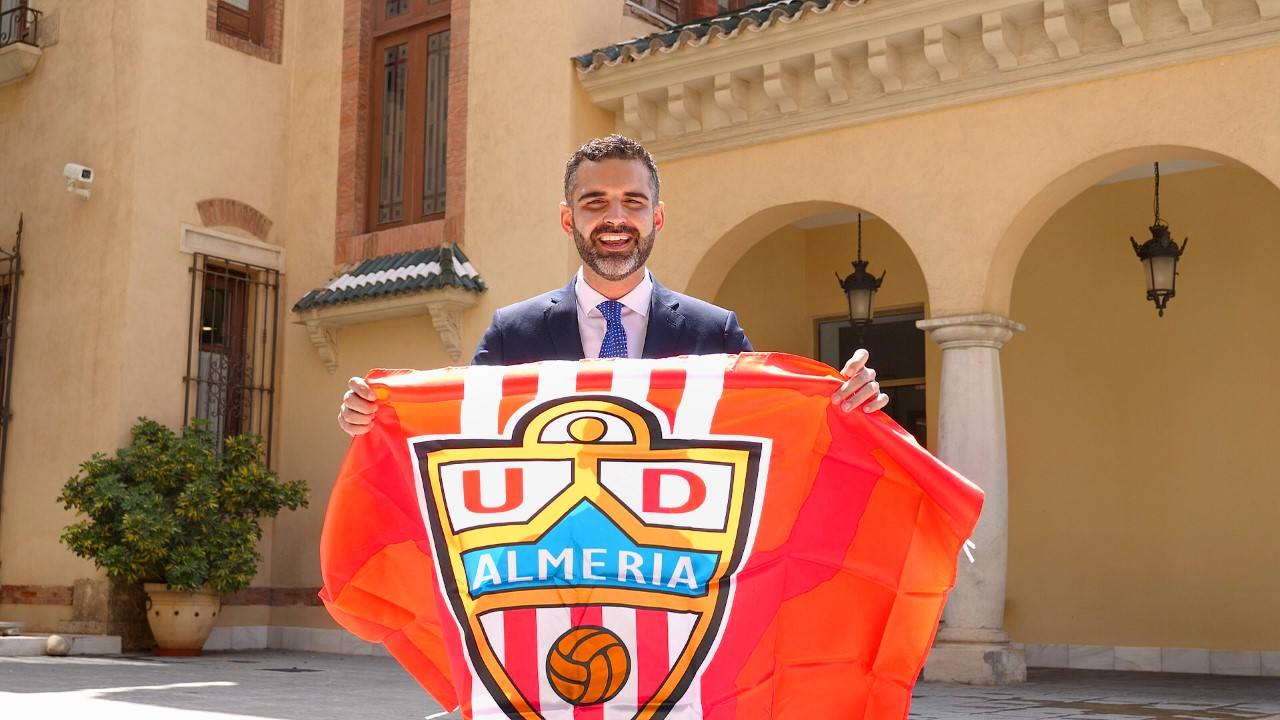 El alcalde anima a vestir de rojiblanco la ciudad con la bandera de la UD Almería para apoyar al equipo