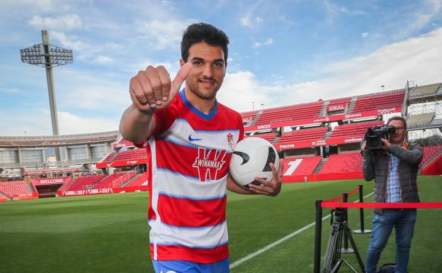 Antoñín buscará un hueco en pretemporada y Ramón Azeez desea una salida por traspaso