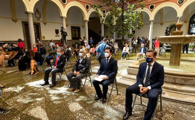 El PP esquiva las fotos con el alcalde y marca distancias