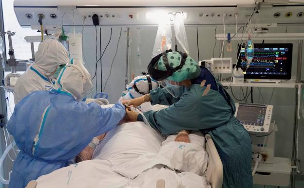 Jaén tiene tantos hospitalizados por la covid como Málaga, con 2,5 veces más de población