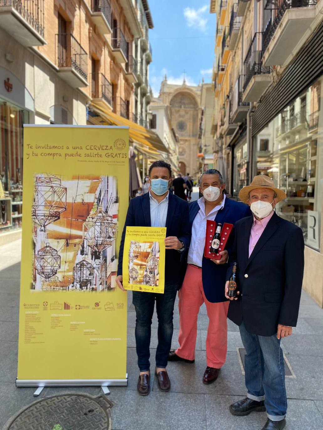 El comercio de Granada incentiva el consumo invitando a una cerveza y con compras gratis