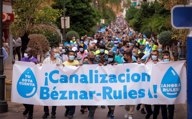 2.000 voces claman en Almuñécar para que lleguen «ya» las canalizaciones de Rules