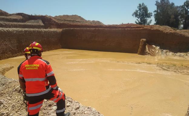 Agentes del GEAS unen al operativo de búsqueda del hombre sepultado por el lodo en Villanueva de la Reina