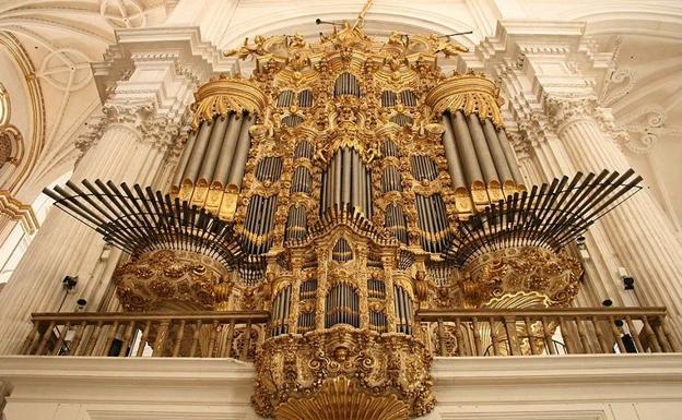 Broche de oro con un brillante concierto de órgano de Linares López