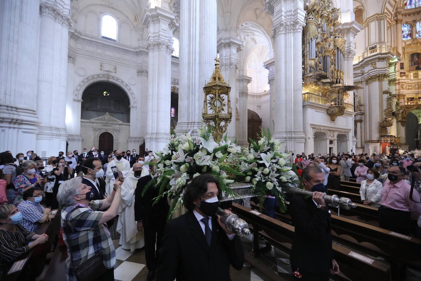 Seiscientas personas siguen la procesión claustral del Corpus dentro de la Catedral de Granada