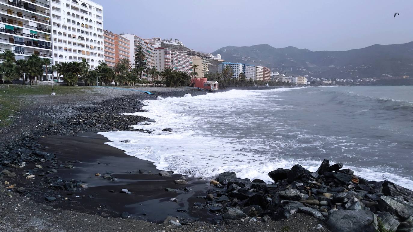Costas hará aportaciones de arena a las playas de Almuñécar y La Herradura dañadas por los temporales