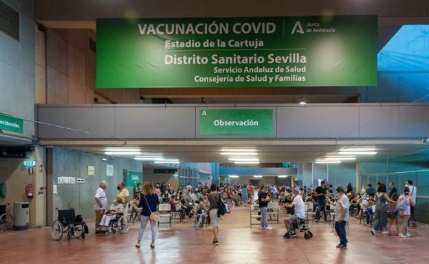 Ocho personas vacunadas por error con dosis sin diluir en Sevilla permanecen en observación