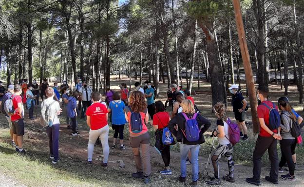 Más de 50 personas participan en una ruta interactiva entre el Neveral y Cuatro Picos