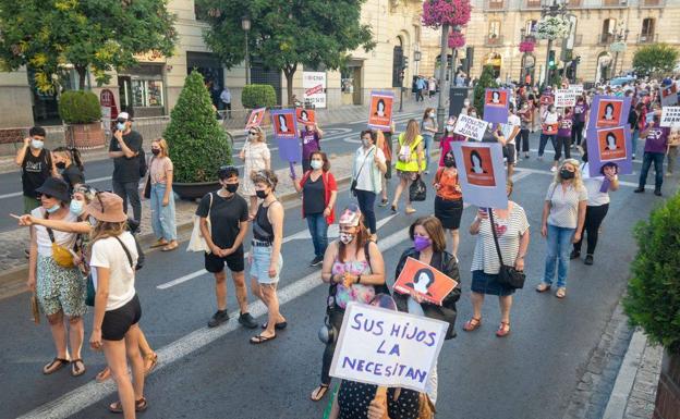 Dos centenares de mujeres piden el indulto para Juana Rivas en una manifestación en Granada
