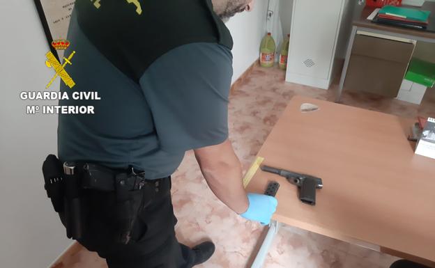 Amenaza a un individuo en Íllora y le encuentran una pistola en su coche, donde había un bebé