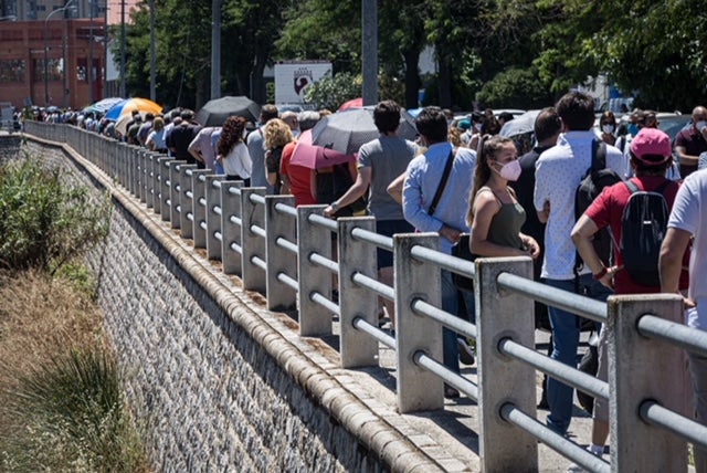 Largas colas en Fermasa para vacunarse este lunes