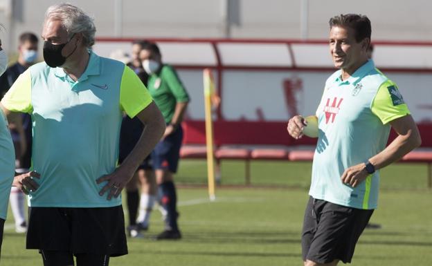Una cerveza con tapa y en pantalón corto