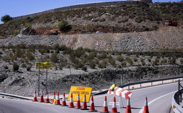 Vuelve el tráfico en la A-7 entre Carchuna y Castell tras el desprendimiento de marzo