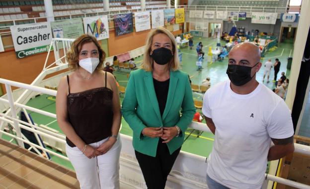 La Junta de Andalucía refuerza la vacunación en Motril con un punto móvil adicional junto al Pabellón de Deportes