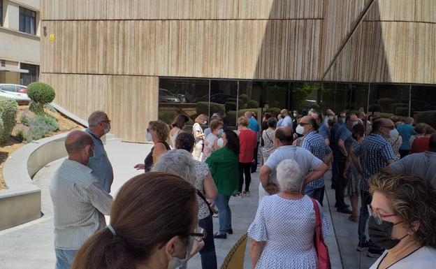 Largas colas en la puerta del Museo Íbero de personas que esperan la vacuna