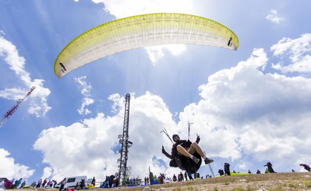 El cielo de la Sierra de Segura se llena de parapentistas gracias al Festival del Aire