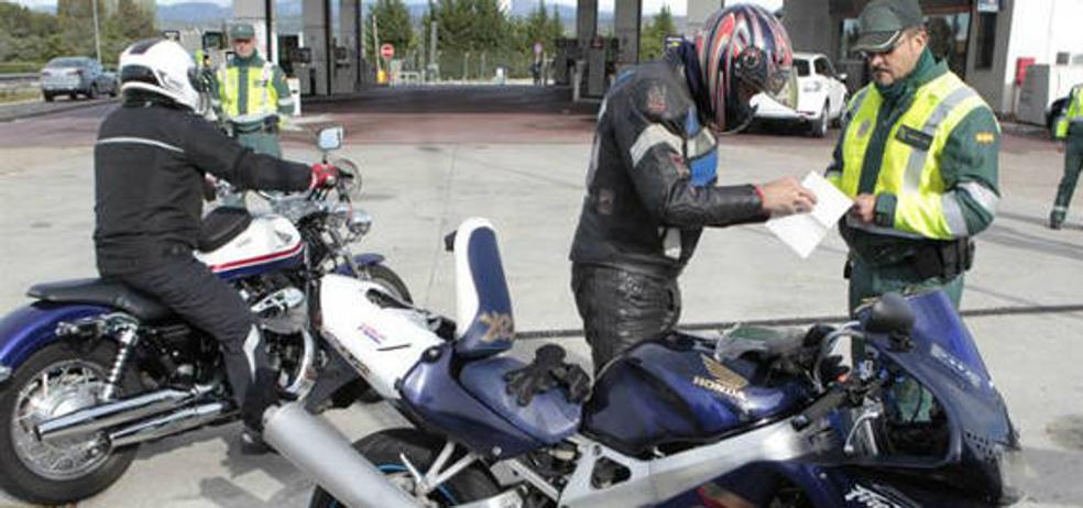 Tráfico: Los 5 avisos de la DGT a los motoristas por circulación peligrosa - Vimarsana News