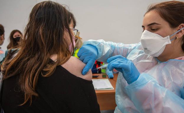 Todos los alumnos de la UGR estarán vacunados al comienzo del curso, anuncia la rectora