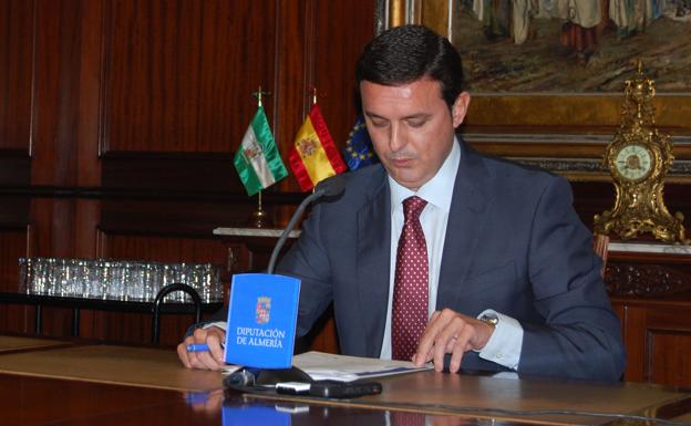 El presidente asegura que fue Liria quien puso en contacto a Diputación con la empresa de las mascarillas