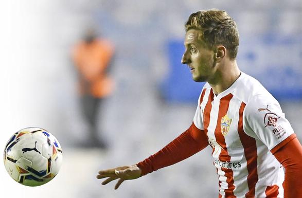 La opción de que Iván Balliu continúe en el Almería se aleja