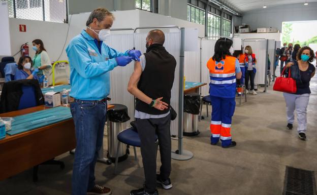 Granada contará con 64.500 dosis y no prevé bajar de los treintañeros la semana que viene