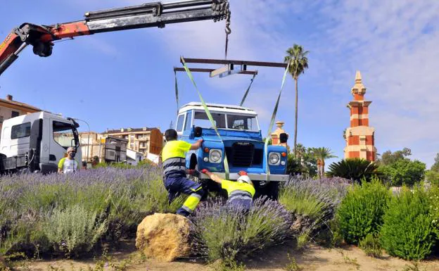 El monumento al Land Rover es ya una realidad en Linares
