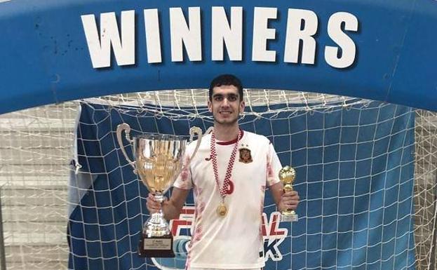 Pablo Ordóñez, mejor jugador del torneo sub-19 de fútbol sala disputado en Croacia