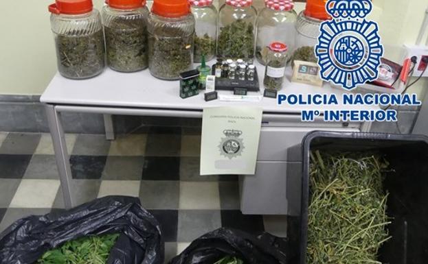 Un británico hiere a otro con una escopeta y se atrinchera en su casa de Baza