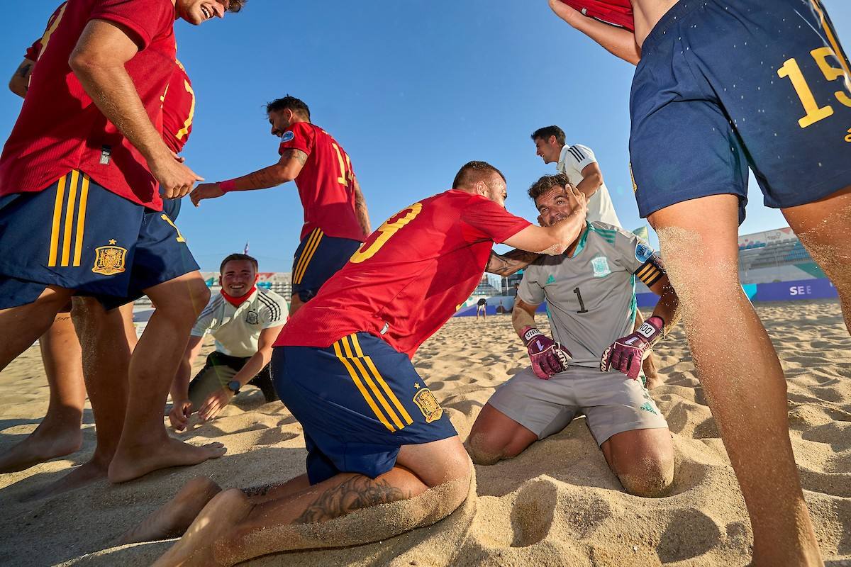 El almeriense Dona se viste de héroe y lleva a España a la Copa del Mundo