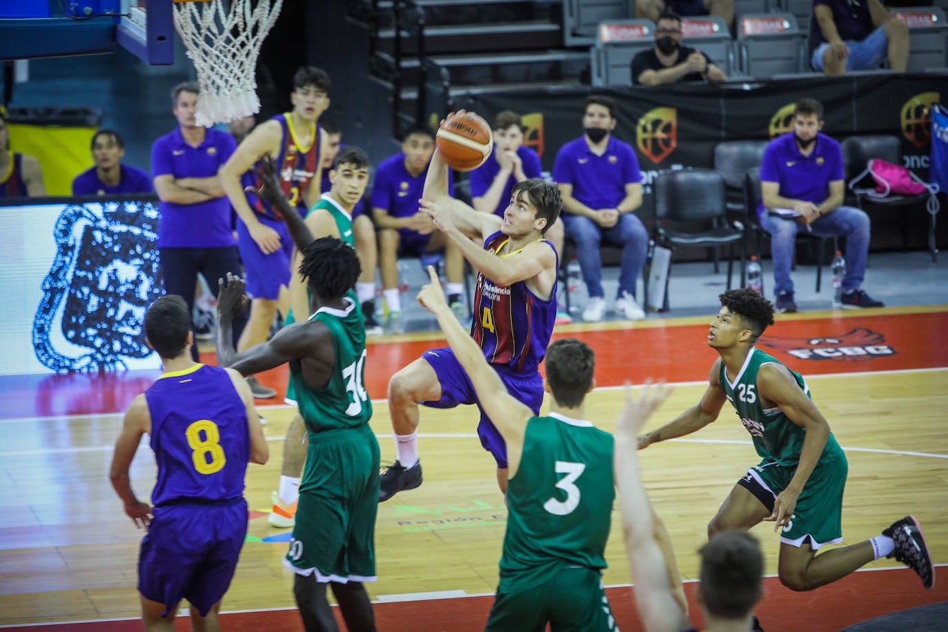 Los favoritos avanzan a cuartos de final en un domingo con varios duelos reñidos