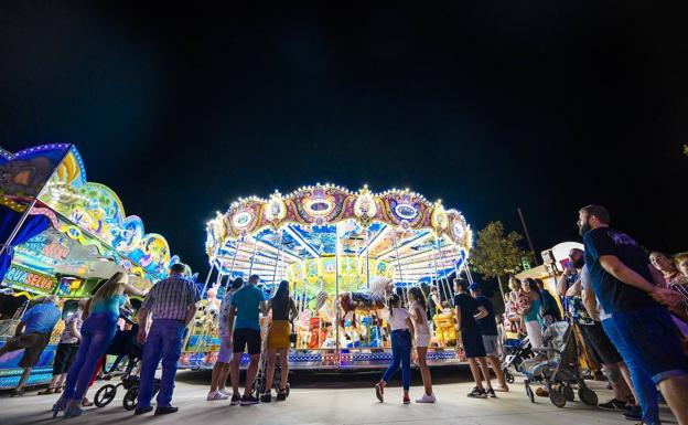 Almería facilita a los feriantes las licencias para montar los cacharricos en el recinto