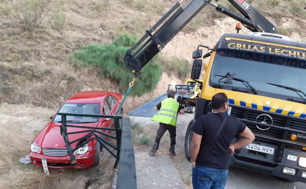 Un conductor vuelca su coche tras salirse de la carretera en una pedanía de Íllora