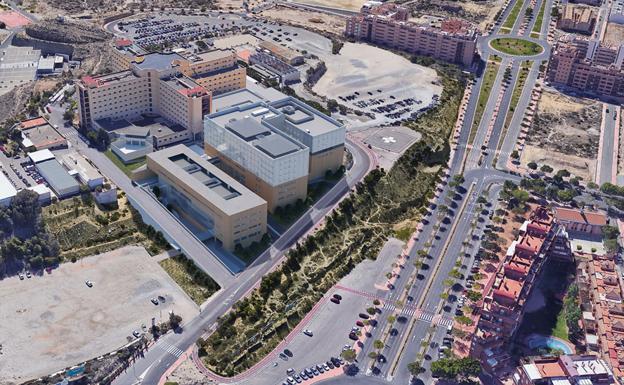 Trasladan a Torrecárdenas a un trabajador de Viator al que le han caído encima unos palés de madera