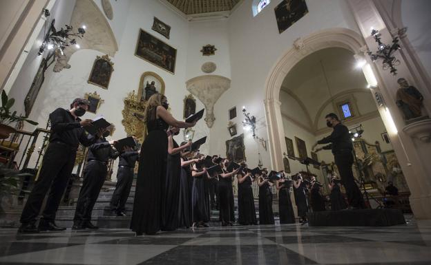 Noche de espejos y un programa complicado en la iglesia del Salvador