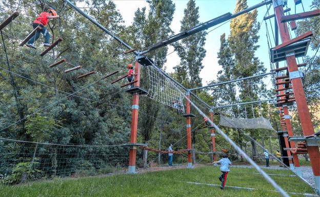 El Área Recreativa de Agua Agria de Narila acoge un parque multiaventura