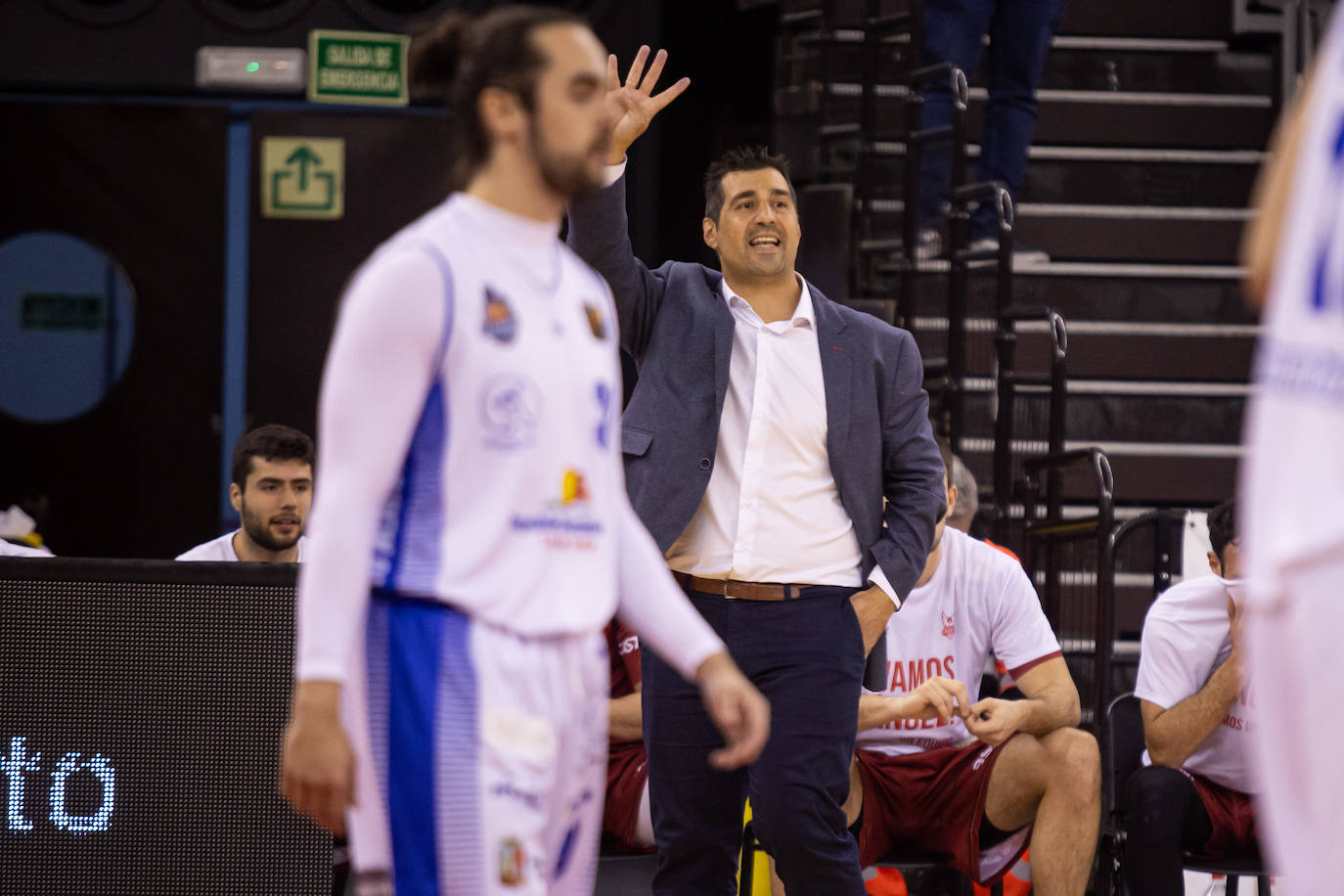 Los equipos se dan prisa por cerrar al responsable de la dirección técnica