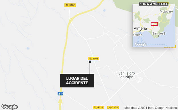 Atrapados en un turismo tras chocar con un camión en Níjar