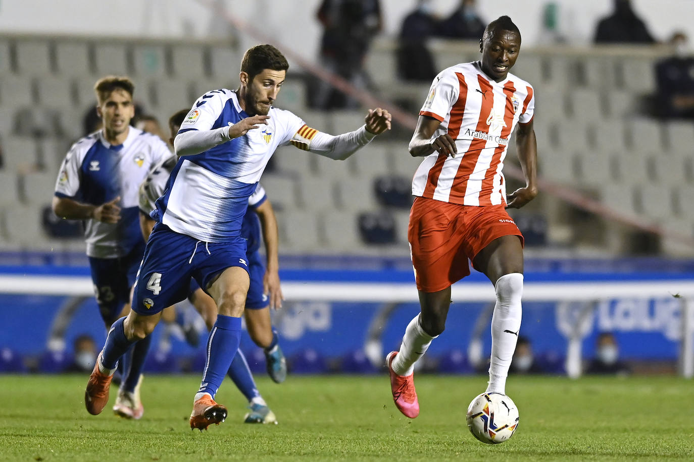 El Almería, obligado por el límite salarial