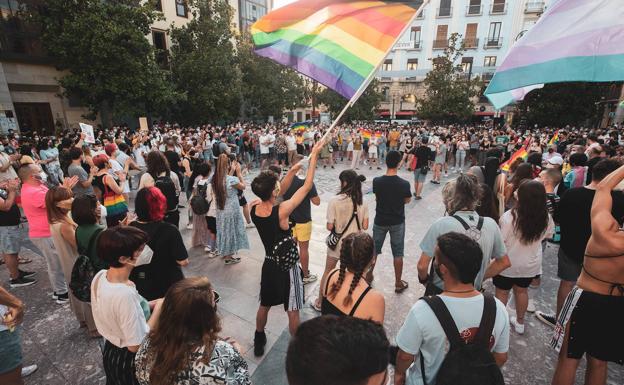 Más de mil personas se concentran en Granada para denunciar el asesinato de Samuel