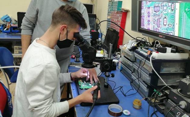 Las opciones laborales de la FP atraen a un número creciente de titulados universitarios