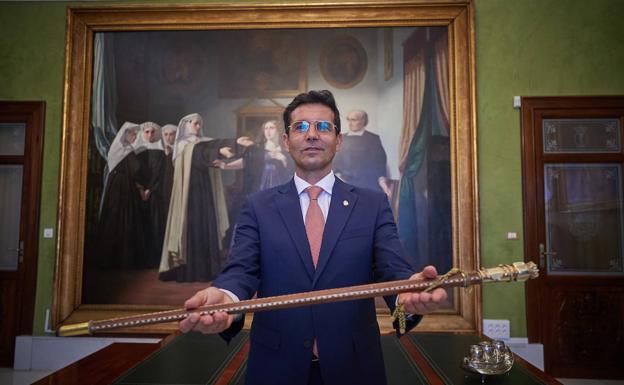 Entrena considera que el nuevo gobierno socialista «abre una época de esperanza y estabilidad»