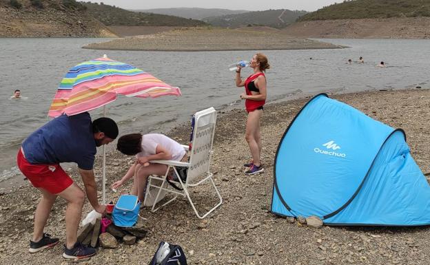 Noches sin bajar de 28 grados en Jaén o Linares, que empujan a las piscinas y las 'playas' de la provincia