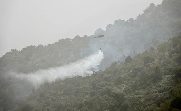 Un incendio forestal pone en jaque a Güéjar Sierra durante doce horas